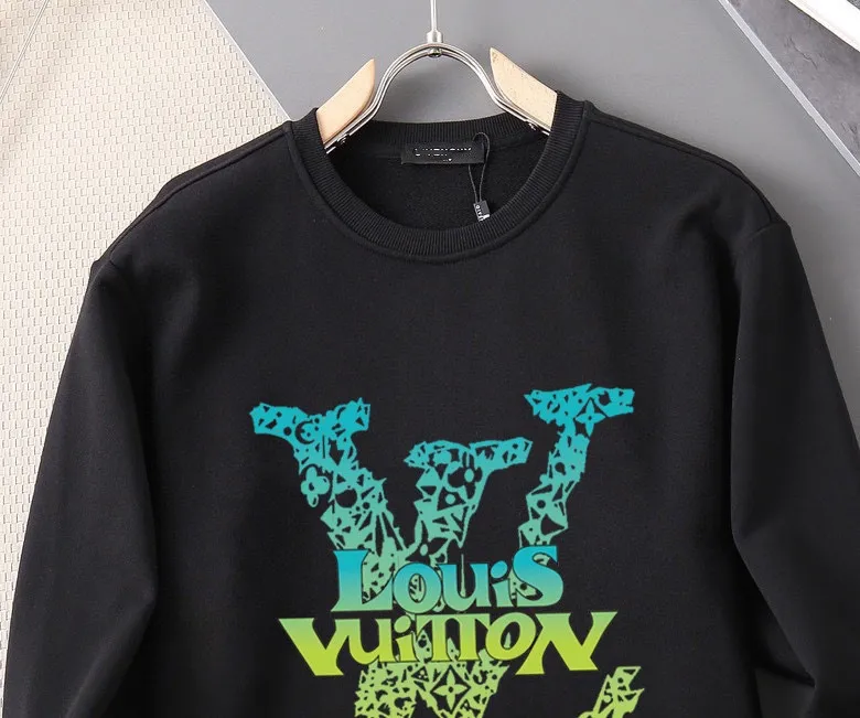 🅿️220 brand [LV Louis Vuitton] (good news for fat people) 2025ss autumn latest long-sleeved round-neck sweatshirt, on sale simultaneously on the official website. Refreshing and breathable. Made of top Tencel Roman. Comfortable and soft. 3D three-dimensional clarity. Super fashion sense. Great for gifting and keeping for yourself. Size: M-5XL (can wear up to 220 pounds)